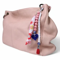 Taschenanhänger aus Holzperlen, Keramikzierteile, Lederquaste, Stoffteil