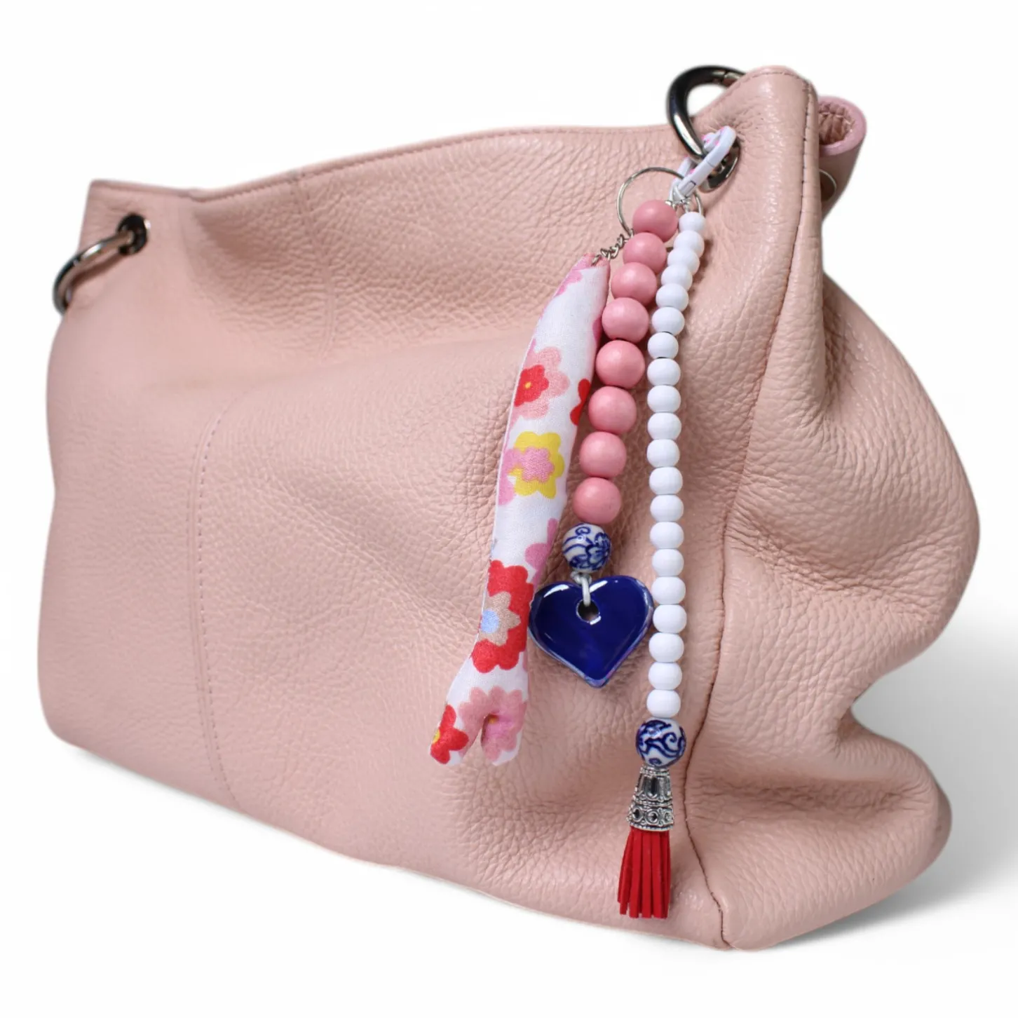 Taschenanhänger aus Holzperlen, Keramikzierteile, Lederquaste, Stoffteil